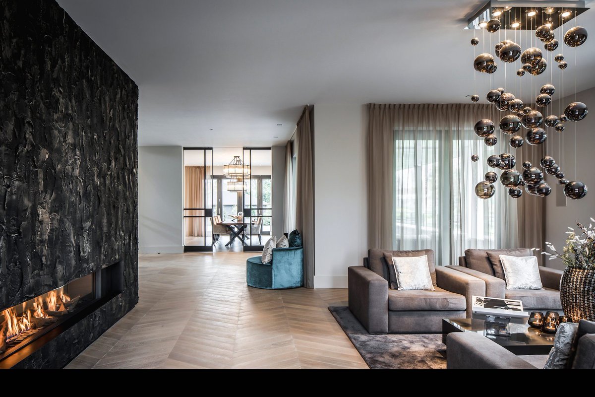 AndeoDesign's tweet photo. Superbe réalisation avec ces différents lustres à boules de verre de couleur noire
Existe en différentes tailles, formes et coloris
Un modèle est visible en notre magasin de Tournai
#magasindeluminaires #magasindelampes #conseillerenluminaires #luminairedesign #lightingdesign https://t.co/8VYXXFmtuW