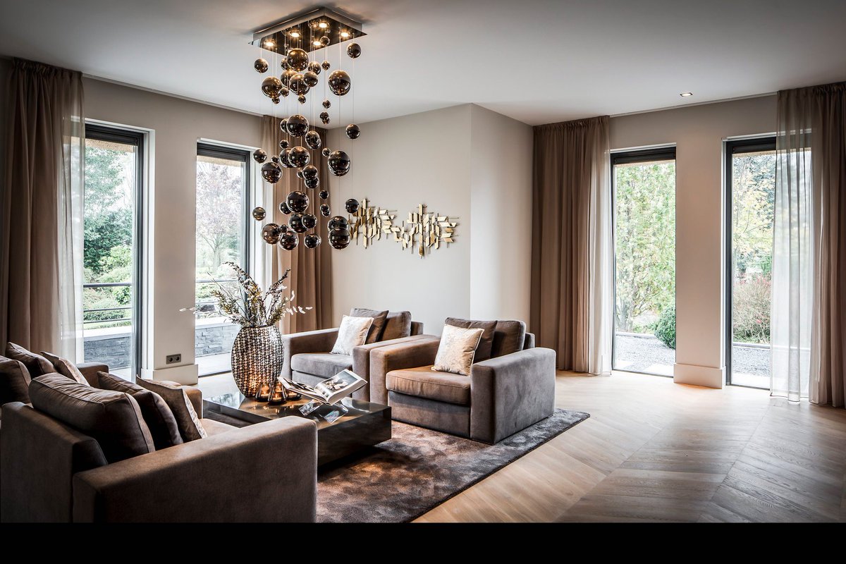 AndeoDesign's tweet photo. Superbe réalisation avec ces différents lustres à boules de verre de couleur noire
Existe en différentes tailles, formes et coloris
Un modèle est visible en notre magasin de Tournai
#magasindeluminaires #magasindelampes #conseillerenluminaires #luminairedesign #lightingdesign https://t.co/8VYXXFmtuW