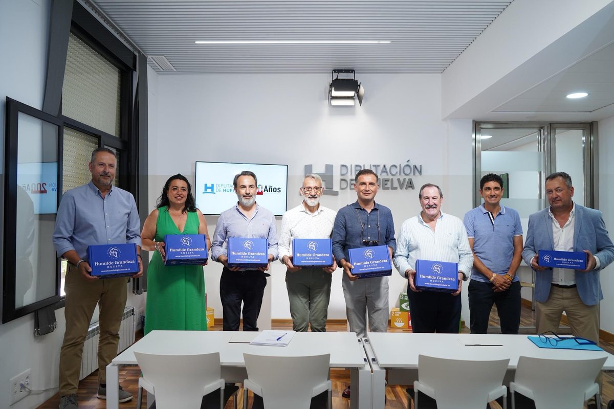 dperez_f's tweet photo. Encantados de colaborar con @campusjmpavon , un Campus que es mucho más de fútbol y diversión.
Los valores del deporte por encima de todo !!
Gracias a @jmpavonfutbol , @DavidTorrejon1 y resto del equipo por esta labor !!
@AytoMoguer @humildegrandeza #Aspromin #Fresgarrido https://t.co/EgTLfof4xX