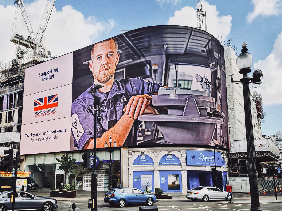 ArmedForcesDay's tweet photo. The iconic billboards of Piccadilly Circus have been taken over on #ArmedForcesDay to broadcast messages of thanks from the nation to our Armed Forces. 👏 📸 https://t.co/FxgqeBGNG6