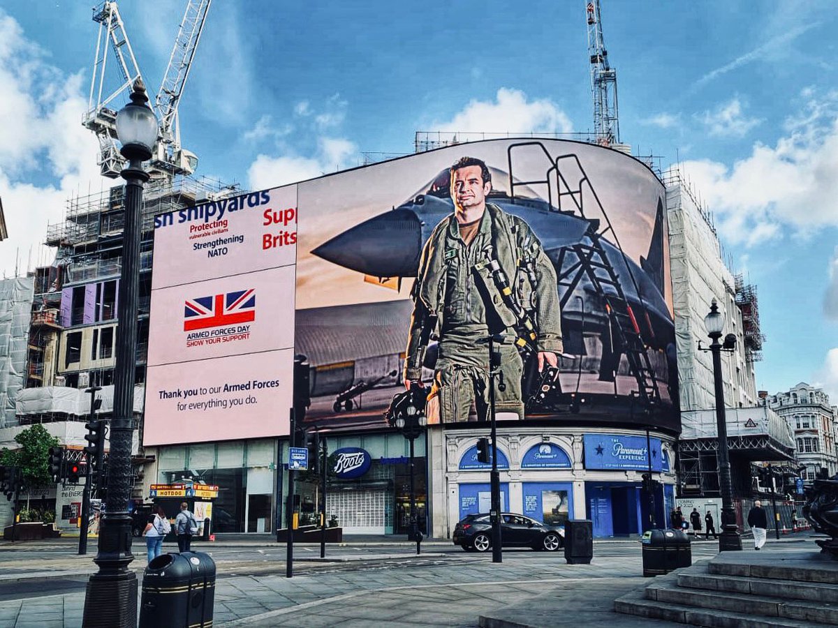 ArmedForcesDay's tweet photo. The iconic billboards of Piccadilly Circus have been taken over on #ArmedForcesDay to broadcast messages of thanks from the nation to our Armed Forces. 👏 📸 https://t.co/FxgqeBGNG6
