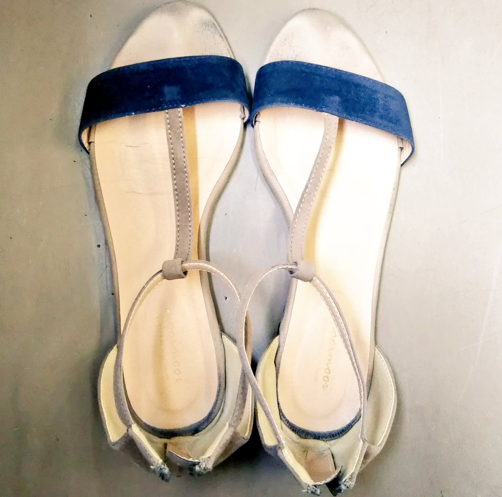 Luca_pedicure's tweet photo. お隣のお姉さんが素足にパンプスを脱いで足を挙げたのに連れて…👣💦
ネイル可愛い～🌺、足疲れるけど出かけるときは年中素足で👠✨

#素足 #フットネイル #ペディキュア #足フェチ #いいなと思ったらRT  #性癖に刺さったらいいねorRT https://t.co/3srjtxzZjY
