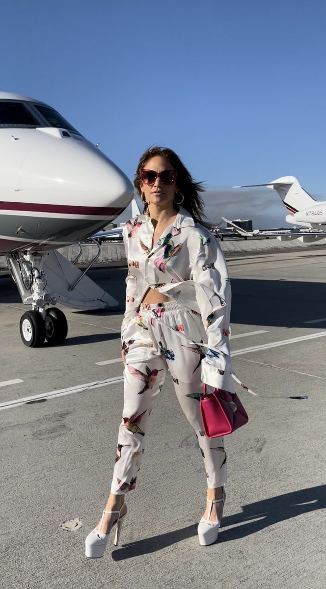 CMalike's tweet photo. #Queen @JLo #HaapyWeekend🏖🗽🏝 #MutluHaftaSonlari🎠🎡🎢 #SchönesWochenende 🌇🌞🌍🌃🥤🍭🧋🍦☕️🍩🍹🍨🧉🍡🍫🍒 https://t.co/8Ccg1LKE5c