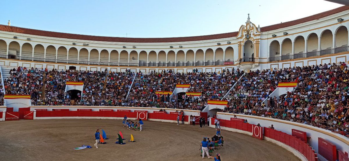ColegioESoler's tweet photo. Desde el Colegio Enrique Soler y  @COMAMEL_  clausuramos  el curso escolar desde la #plazadetorosdemelilla Gracias de corazón a todos los que lo han hecho posible @ConGloriaRojas @l_circe @hmohat01 

https://t.co/eq6Zsg5gz5 https://t.co/m4yeIB8Cms