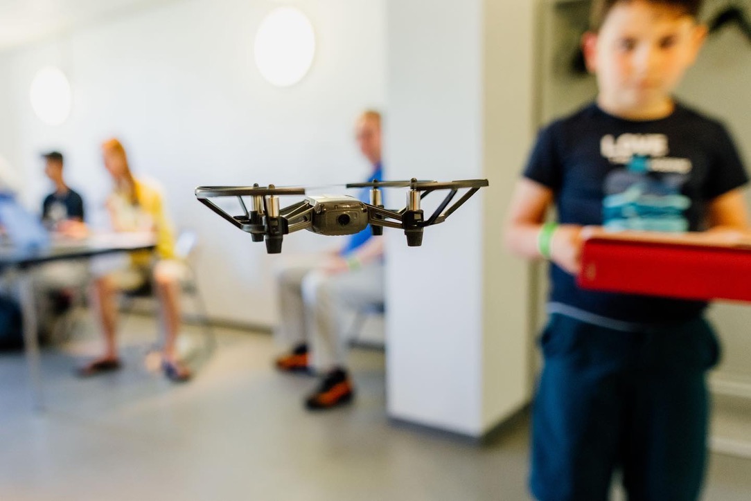 coderdojo_saar's tweet image. Heute ist CoderDojo im @InfolabSaar an der Uni! 
Wir können die komplette Ausstattung des Schülerlabors nutzen: Drohnen, Roboter, Calliope, Arduino, 3D-Drucker, ... 😎
Heute ist ausgebucht. Tragt euch im Newsletter ein: coderdojo-saar.de
(Foto: @Cuvée – die Werbewinzer)