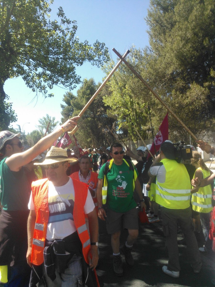 MarchaNegra's tweet photo. Tristes.
No ha servido. Tanta lucha y tan dura. 
Tanto para nada.

Para algo SÍ: haber comprobado lo lejísimos que estaban (y aún a veces) los gobernantes de la gente, la gente de los gobernantes. Lo hemos vivido en los pueblos, ciudades y barrios por donde hemos pasado.

(2/6) https://t.co/W89ZlnpRmn