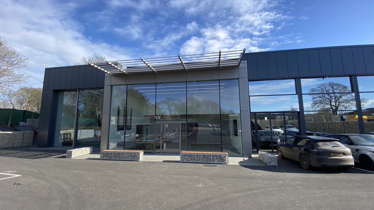 The IQ Glass International #glazingshowroom is located in Buckinghamshire, England and is home to some of the largest #bespokeengineeredglazing solutions in the world. 

Read about the #glassshowroom here >>> iqglassinternational.com/uks-largest-gl…