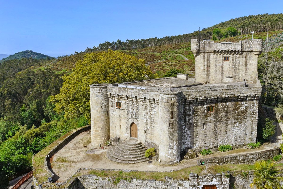 turisriasbaixas's tweet photo. Aproveitade a ponte de #SanXoán para visitar o #CastelodeSobroso e a súa moderna musealización. Coñeceredes a historia da fortaleza e a comarca do #Condado - #Paradanta por medio de vídeos, audios e proxeccións.
#LoveRíasBaixas #RíasBaixas #PontevedraProvincia https://t.co/Uqc5xB1CyB