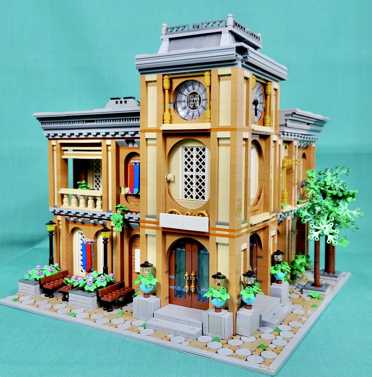 hayauma_lego's tweet photo. 洋風図書館完成
48×48サイズで作ったので、時間もパーツも物凄かった

今回はExpertのモジュール系とは違い、フロアごとの分離ではなく壁を外して横から見れるようにしました✨

写真撮りやすい📸

続きはリプにアップします

#レゴ #LEGO #legomoc #legomodular #afol #LEGOModularBuildings https://t.co/QsTgTD4l2j