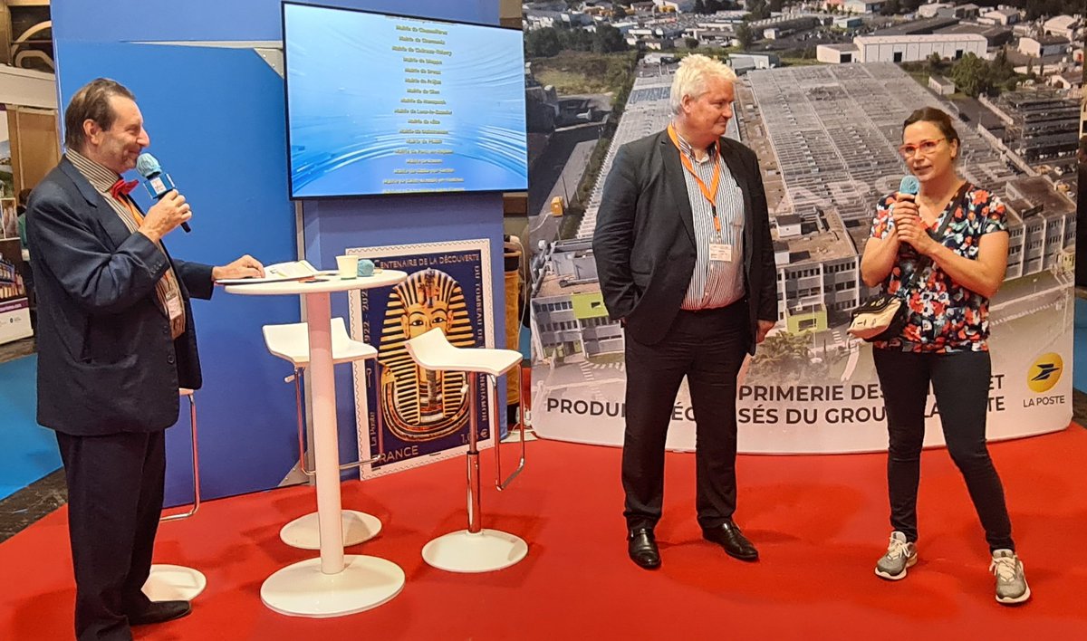 SGodeluck's tweet photo. En direct de la scène centrale de #Paris #Philex2022
Avec Virginie JIMENEZ, aujourd'hui #arbitre #handball après 25 ans de pratique et également factrice guichetière à #LaPoste en Côte d'Or !
Le #timbre symbole et messager de la #passion du sport !
@LPNews_BFC @MinistereSport https://t.co/CkMK54J4rS