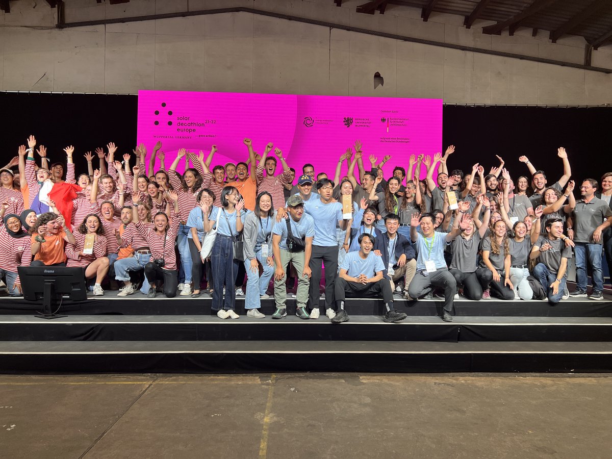 The awards for the contests in Architecture and Innovation were held yesterday! We congratulate the winners in Architecture:
1. TDIS
2. Aura
3. Azalea
And in Innovation:
1. Azalea
2. RoofKIT
3. TDIS