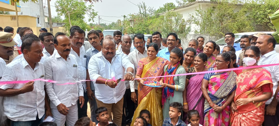 KarimnagarSbm's tweet photo. Hon'ble Minister BC welfare and Civil supplies attend Palle Pragathi day1 programme at Chamanpally village of Karimnagar
@DayakarRao2019
@Collector_KNR 
@aclb_knr 
@GKamalakarTRS 
@DRDO_KNR 
@TSSBMG https://t.co/KmrMB3tR6h
