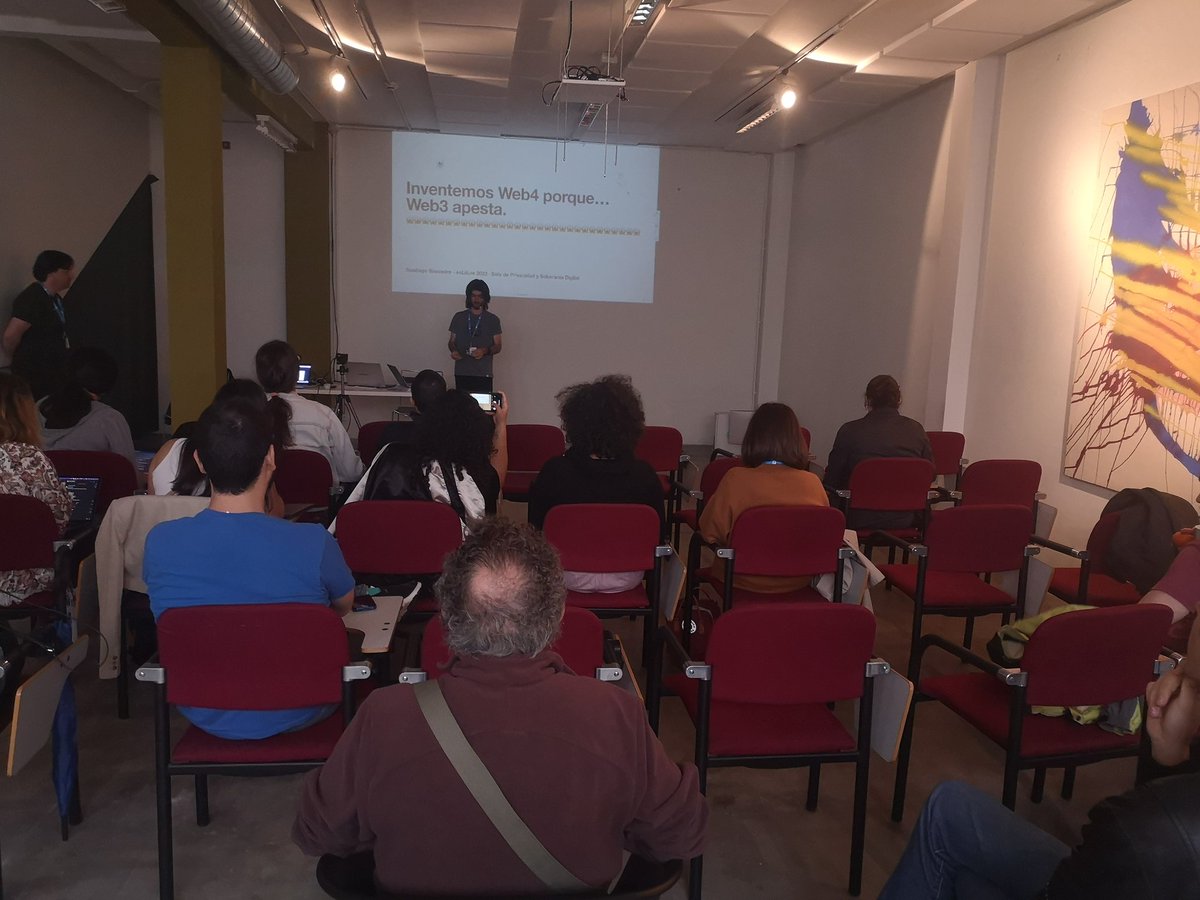 ticgalcom's tweet image. Santiago Saavedra #Tracula nos intentará convencer de que necesitamos una web4.0 en @esLibre_ #Eslibre2022. Ahora en Sala Núñez. MUTA