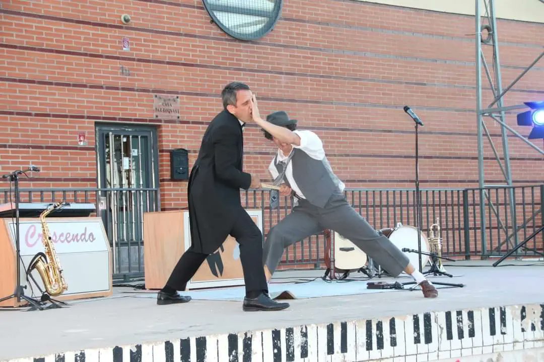 TurismoCigales's tweet photo. Magnifica actuación de #Garrapete para abrir el XVIII Festival "El Arte está en la calle" de #Cigales #TeatrodeCalle #musica #humor https://t.co/BASLYk2bXu