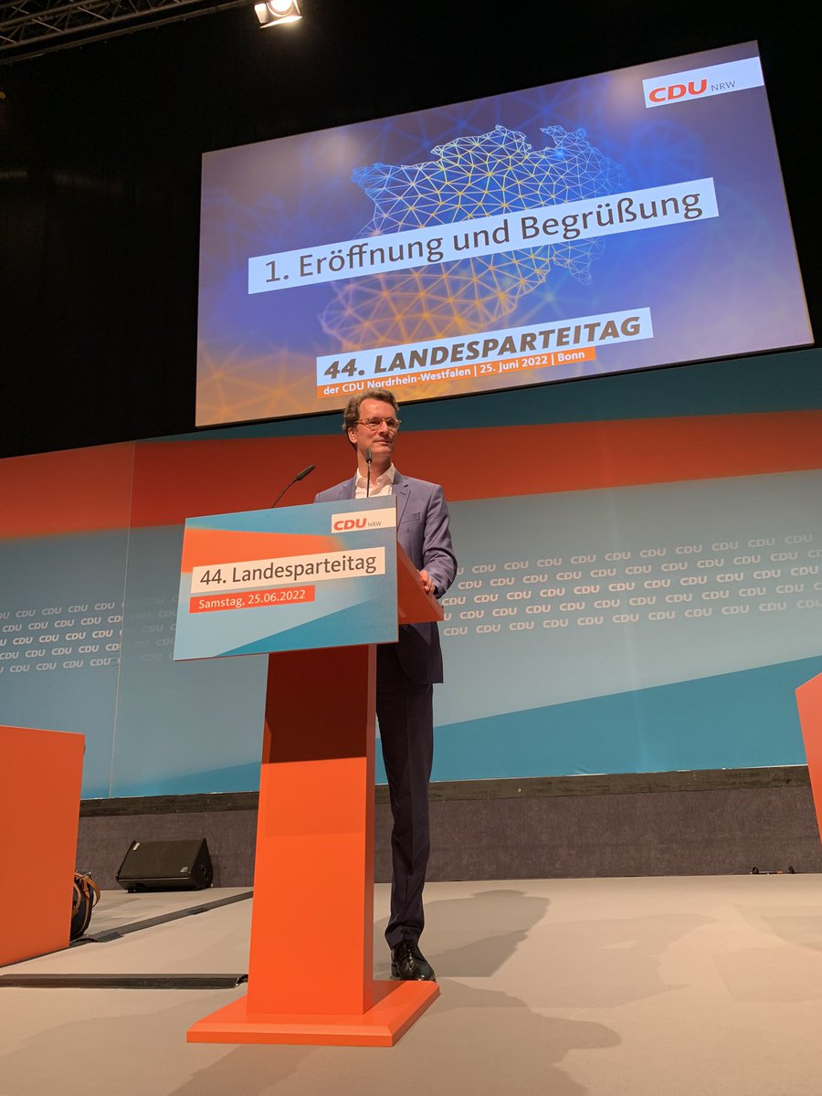 benzchristian's tweet photo. Hendrik #Wüst eröffnet den #Landesparteitag der @CDUNRW_de in Bonn. Die Partei stimmt heute darüber ab, ob der gemeinsame #Koalitionsvertrag mit den #Grünen unterschrieben wird. @RTLWEST https://t.co/XrClk7jGz1