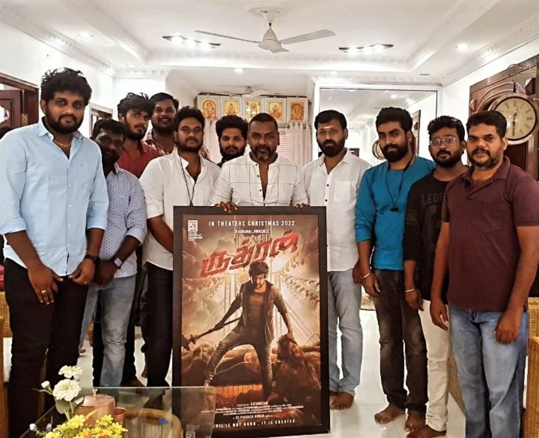 Vy99809414V's tweet photo. Team Rudhran With Raghava Lawrence Anna ❤
#Rudhran 1st Look Marana Mass🔥
EVIL IS NOT BORN , IT IS CREATED💥
Pan India Release From Christmas 2022🌟🙌
#RaghavaLawrence #RudhranFirstLook
#Rudhrudu #Rudhran https://t.co/2Lbmx3ziCA