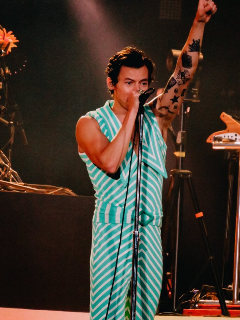 harry being pretty tweet media