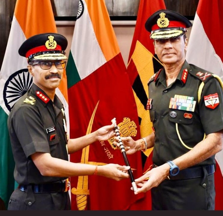 #LtGenVMBhuvanaKrishnan takes over as GOC #BrahmastraCorps. On assuming command, the Corps Commander laid wreath to pay homage to  #Bravehearts & exhorted all ranks to continue working with dedication & focus on operational preparedness. 

#DograRegiment 
#JaiHindKiSena 🇮🇳