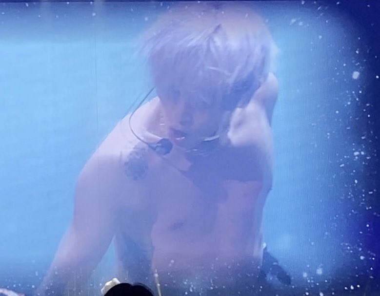 LOOKSTY's tweet photo. Beautiful #TAEYONG https://t.co/19rBOLkZIT
