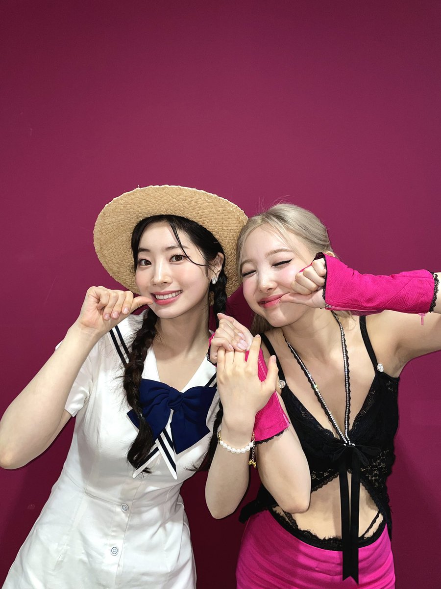 JYPETWICE's tweet photo. 원스와 멤버들 덕분에 든든한 솔로활동😊 고마워요💕
Solo but full of love because of ONCE and TWICE members😊 Thank you💕

❣Listen "IM NAYEON" HERE👇
https://t.co/l1LXbbdE1W 

#TWICE #트와이스
#NAYEON #나연 #IM_NAYEON #POP❣ #PopPopPop https://t.co/m0o9SfJoni