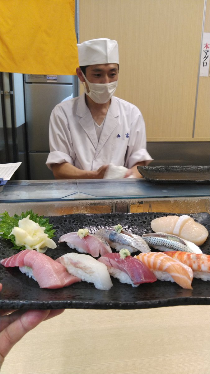 tsi1928's tweet photo. 定期的に食べに言ってしまう美味しいお寿司屋さんと、意識高い店長(￣ー￣)

#弁富すし https://t.co/YB24DpjNKz