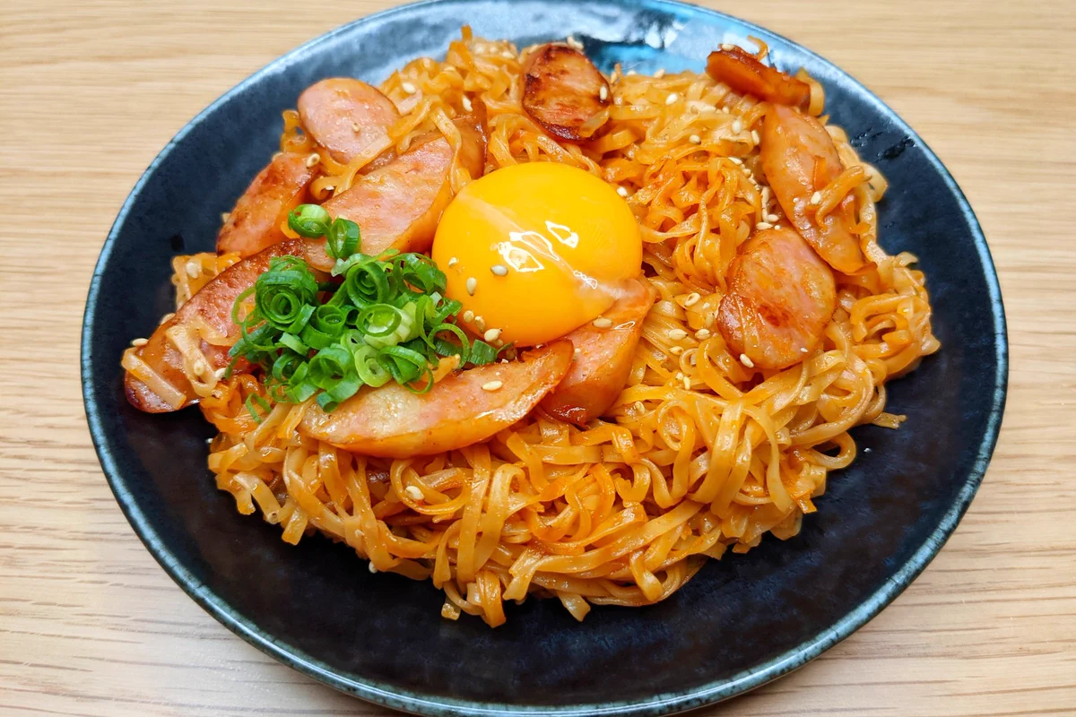 コチュジャンでピリッとアレンジ！旨辛チキンラーメン。