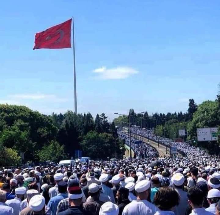 #MahmudEfendiHazretleri Elhamdülillah Ülkemiz İslamiyete Dinimize Büyüklerimize sahip çıkan bir Ülkedir. Kanıtı da görseldedir. Rabbim Daim eylesin Rabbim çoğaltsın eksiltmesin. Hamdolsun