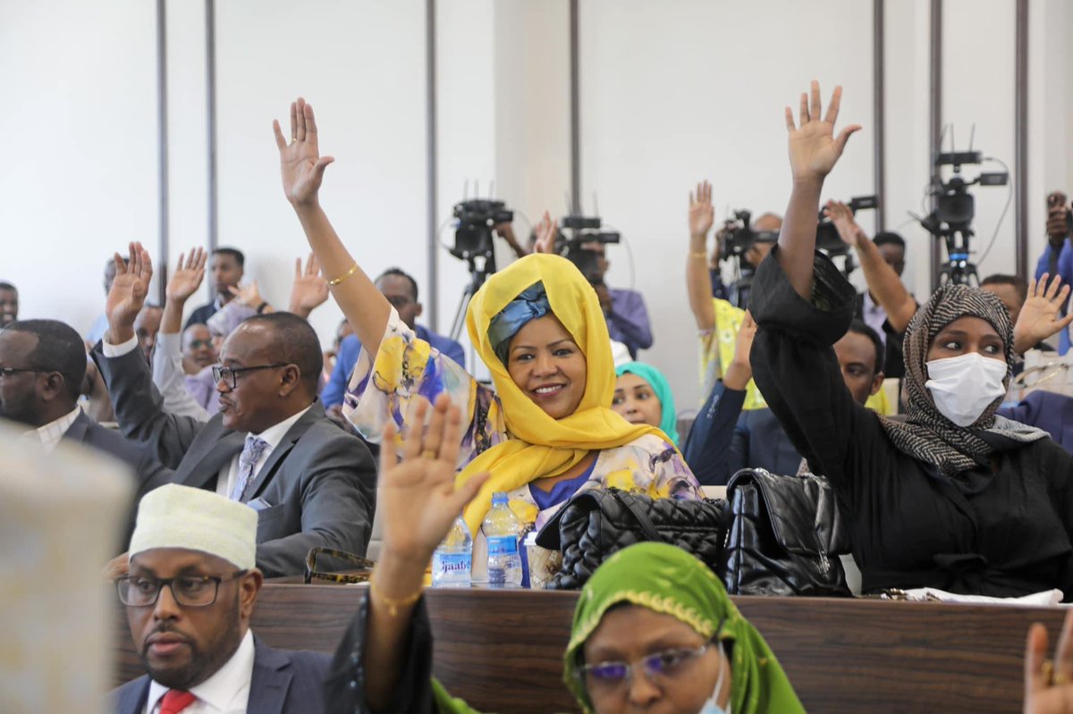 TheVillaSomalia's tweet photo. Madaxweynaha Jamhuuriyadda Federaalka Soomaaliya Mudane Xasan Sheekh Maxamuud ayaa ku bogaadiyey Guddoonka iyo Xildhibaannada Golaha Shacabka Baarlamaanka Federaalka Soomaaliya ansixinta Ra’iisul Wasaaraha Xukuumadda Federaalka Soomaaliya Mudane @HamzaAbdiBarre. https://t.co/6R1iMO80VX