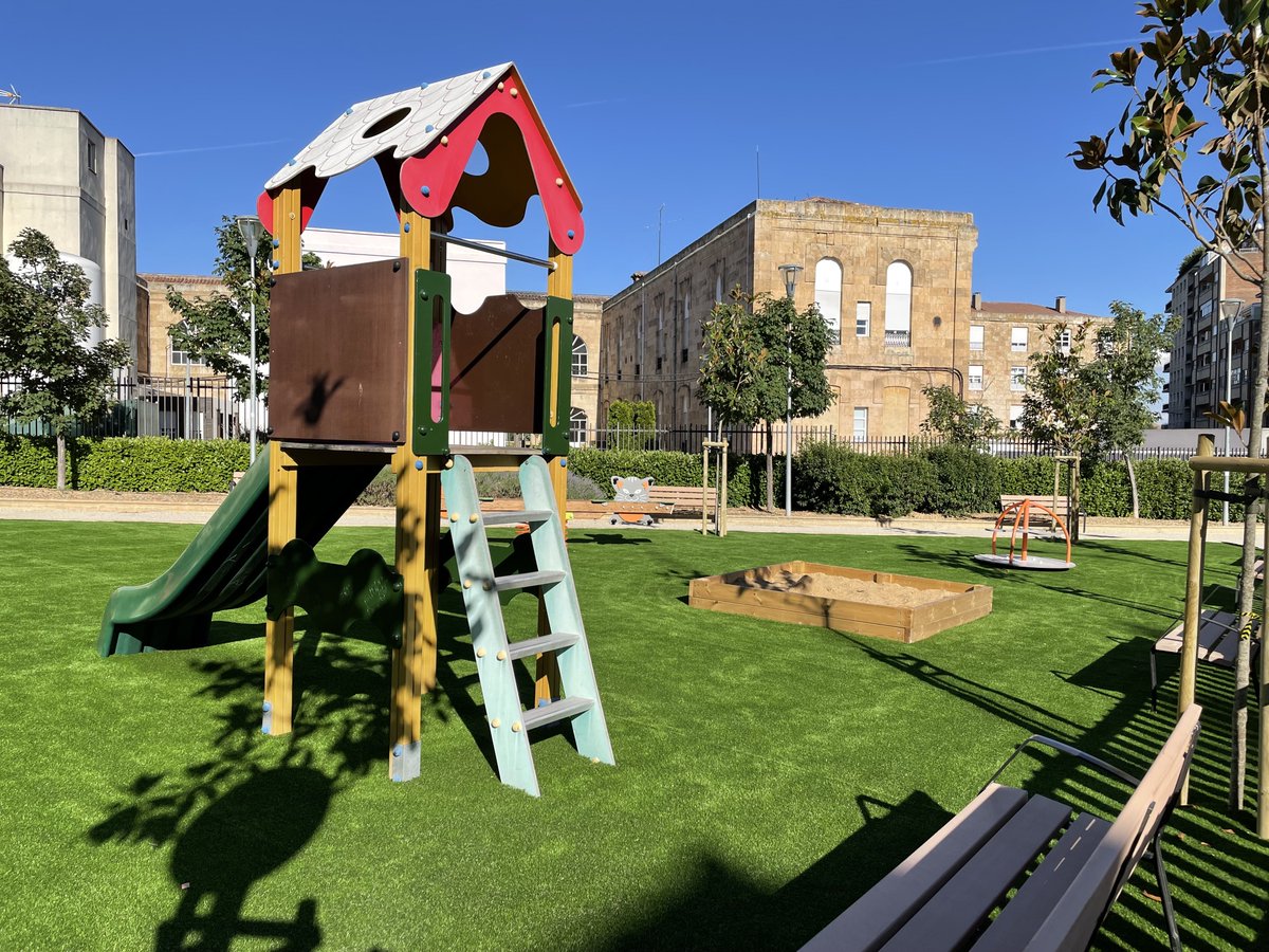 aytoSalamanca's tweet photo. 🛝 Seguimos #mejorando nuestros #parques como los #juegosinfantiles de la C/ Nueva de #SanBernardo
#ampliando superficie
#incorporado nuevos elementos
#incrementando la seguridad
#instalando nuevos bancos y fuente
#mejorando accesos
y #plantado árboles
https://t.co/f4pJD7DPDD https://t.co/uoQNZm8Xek