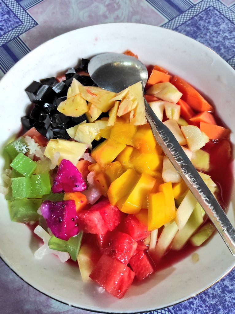 Widino's tweet photo. Busyet mangkok es buahnya gede bener kaya baskom 😂

Blusukan masuk2 gang ketemu Es Buah Bunuh Diri, ga ngerti kenapa dinamain bunuh diri, apa karena porsinya gede sampe bikin keblenger 🤣

Makin cinta sama Kota Solo, kulinernya seru seru. https://t.co/zx0nrUEoh3