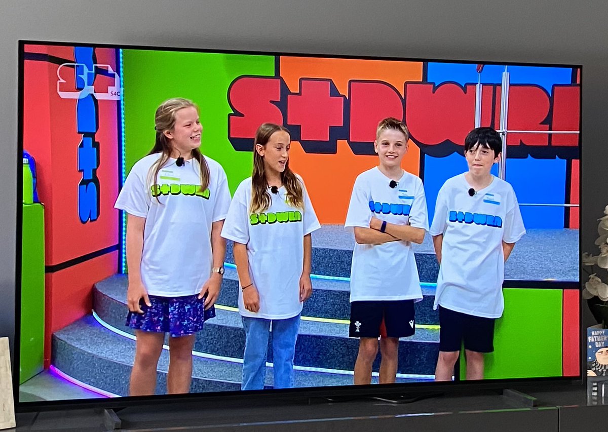 Kathsthomas's tweet photo. Josh, Tom, Elliw a Lili wedi cael lot fawr o hwyl ar @S4Cstwnsh bore ma! Diolch am y cyfle! @yberllandeg #peistwnsh #hwylasbri https://t.co/leGvobqtbQ