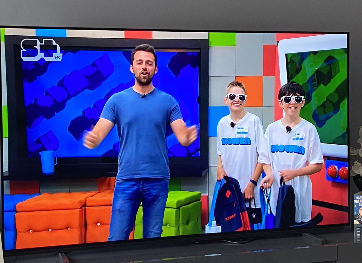 Kathsthomas's tweet photo. Josh, Tom, Elliw a Lili wedi cael lot fawr o hwyl ar @S4Cstwnsh bore ma! Diolch am y cyfle! @yberllandeg #peistwnsh #hwylasbri https://t.co/leGvobqtbQ