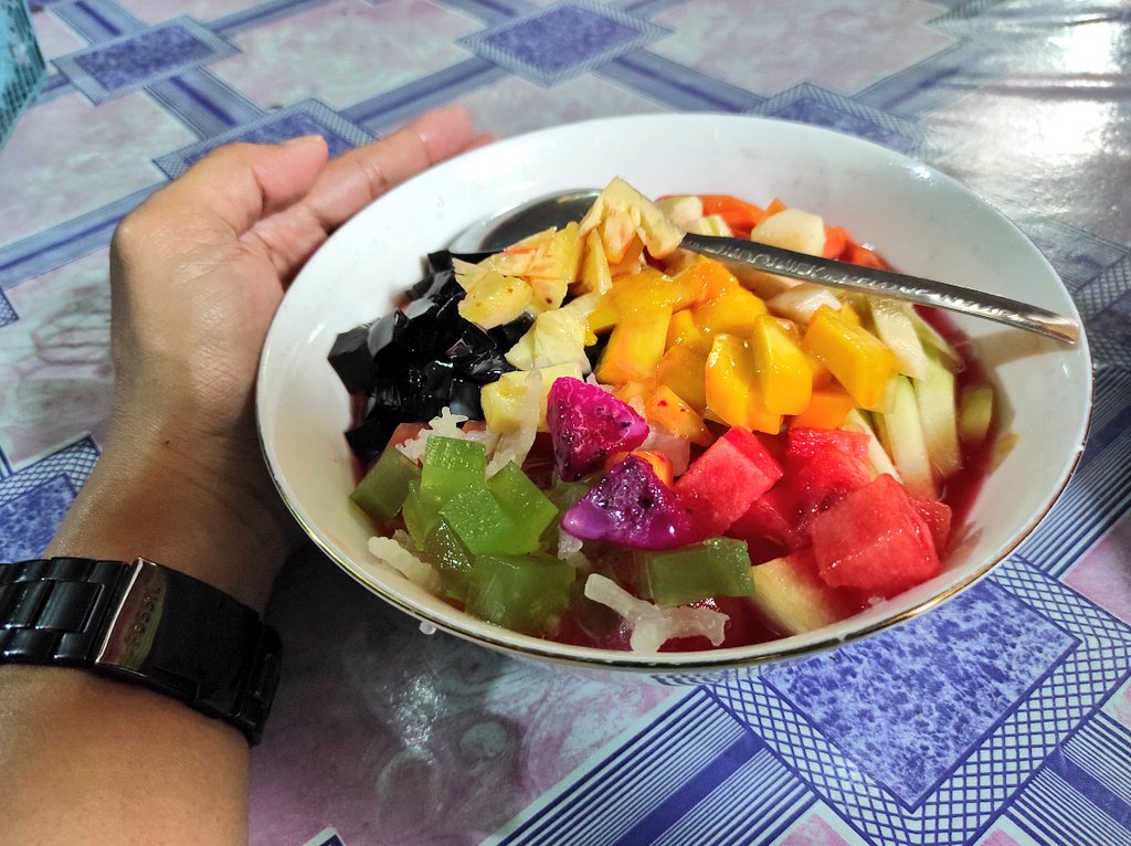 Busyet mangkok es buahnya gede bener kaya baskom 😂

Blusukan masuk2 gang ketemu Es Buah Bunuh Diri, ga ngerti kenapa dinamain bunuh diri, apa karena porsinya gede sampe bikin keblenger 🤣

Makin cinta sama Kota Solo, kulinernya seru seru.