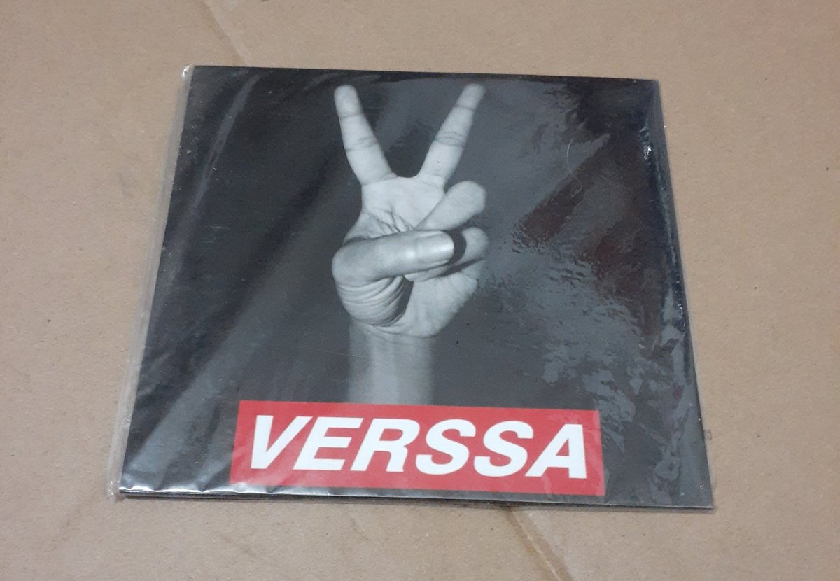 alle85alle's tweet photo. cuman punya ini doang artefak fisiknya, ini tangan si mp ya? sehat-sehat ya padaan @winssap @snapcutsid @eMPty_420(udah gak aktif disokin ni orang) #Verssa #TapiItuDulu #CompactDiskOfTheDay #Emo #Pop https://t.co/w0n6jmuBSa