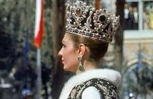 مردمِ ایران خواهان محاکمه‌ی هر چه سریعترِ فرح‌دیبا (همسر #شاه سابق) به دلیل راه‌اندازی جنگ ایران و عراق هستند.
سکوتِ جوامع بین‌المللی ، رسانه‌ها و فعالین سیاسی به منزله‌ی بی‌اعتنایی به خونِ شهدایِ ۸ سال دفاع مقدس ، بازماندگان و مردم عزیز پرشیاست .

#اعدام_فرح 
#RestartLeader