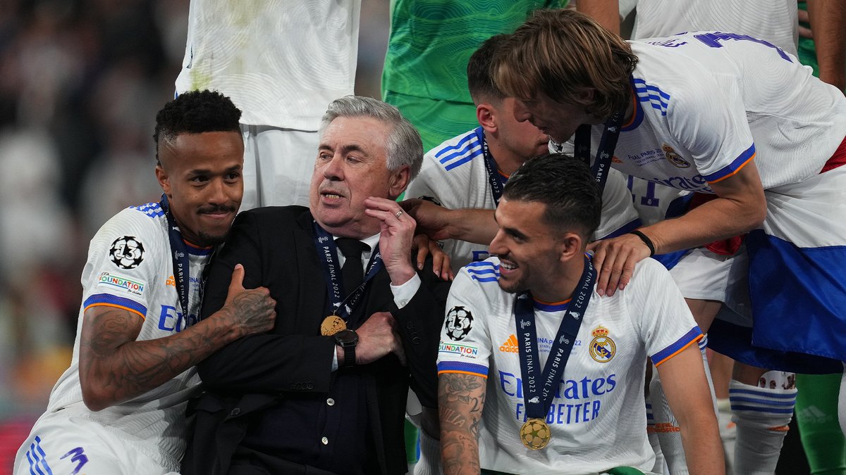 realmadrid's tweet photo. 🎩 Todo el mundo quiere a @MrAncelotti 🤨 https://t.co/Qo1LwfIblQ