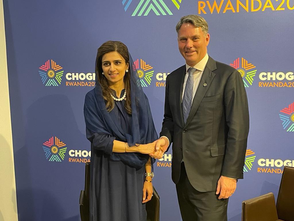 OfficialVoisa's tweet photo. MOS @HinaRKhar met Australia Deputy Prime Minister @RichardMarlesMP 
on sidelines of #CHOGM2022 in Kigali; agreed to identify priority sectors for enhanced coop; sought  help in facilitating  return of 6000 Pakistani students enrolled in Australian Universities,back to Australia. https://t.co/FYq16tUsKz