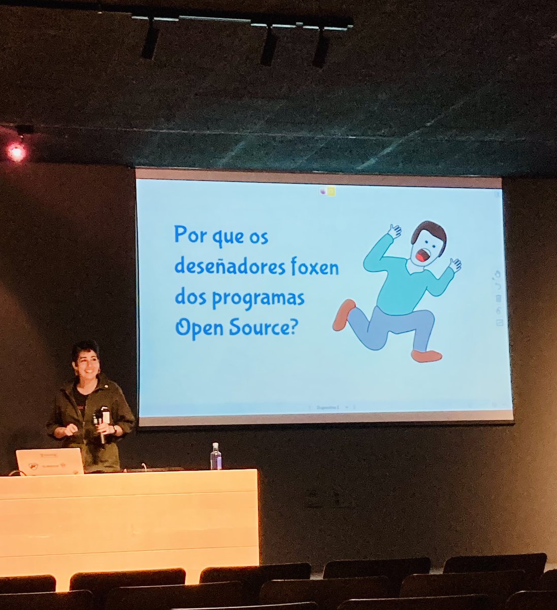 iria_otero_'s tweet image. 🙋🏻‍♀️Fuxitiva sae reflexiva. 

@castrovilar abre debate. A importancia de desdeñar a as comunidades. 

#esLibre2022 @esLibre_