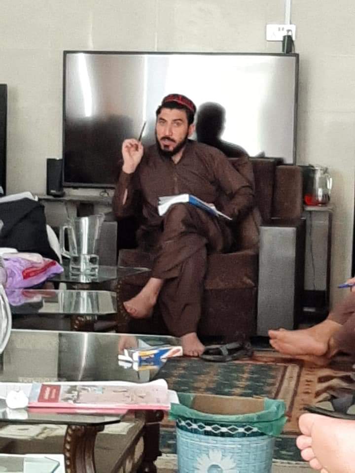 Zafar_Comrade's tweet photo. ده خق نوم مي اخيستې دي دا مرګ ټول قاتلان راپسې شوي
نن ښه ډير ډير راته اوګوره کيدائشې سبا مړ وام♥️
#Releasealiwazir
#ManzoorPashteen
#ptmpressconference
#SaveAliWazir https://t.co/5bvcAcPeP1