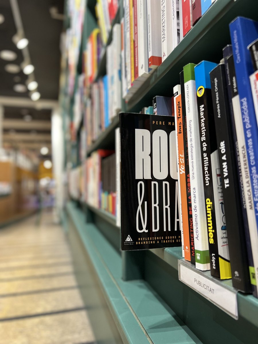 En medio de un sin fin de páginas escritas , encontramos #RockandBrand…
Maravilloso libro escrito por <a href="/maymijosa/">Pere Maymi Josa</a> 
—
<a href="/casadellibro/">Casa del Libro</a> en <a href="/PasseigdeGracia/">Passeig de Gràcia</a>