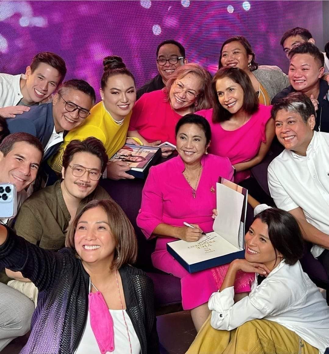 tagapagmulat's tweet photo. Bakit ganun? Ang saya-saya nila? 😄😄 https://t.co/ipgh9YmGKr