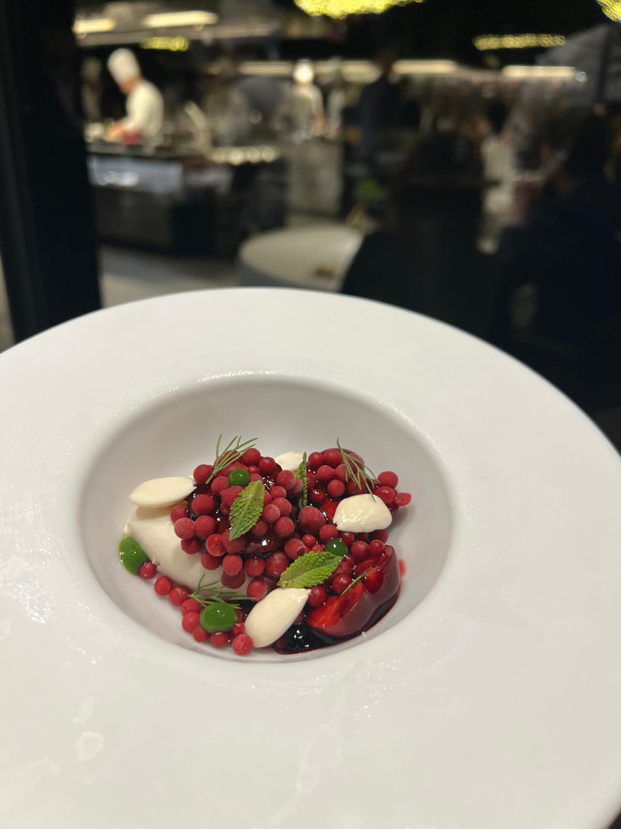 HermanosTorres's tweet photo. Os presentamos una de las recetas elaboradas con almendras de leche. Helado de leche de almendra con cerezas del jerte, shoots de hibiscus y hierbas aromáticas.
#cocinahermanostorres #hermanostorres #michelinstar #repsolguide #guiarepsol https://t.co/9n9sFJO7ZP