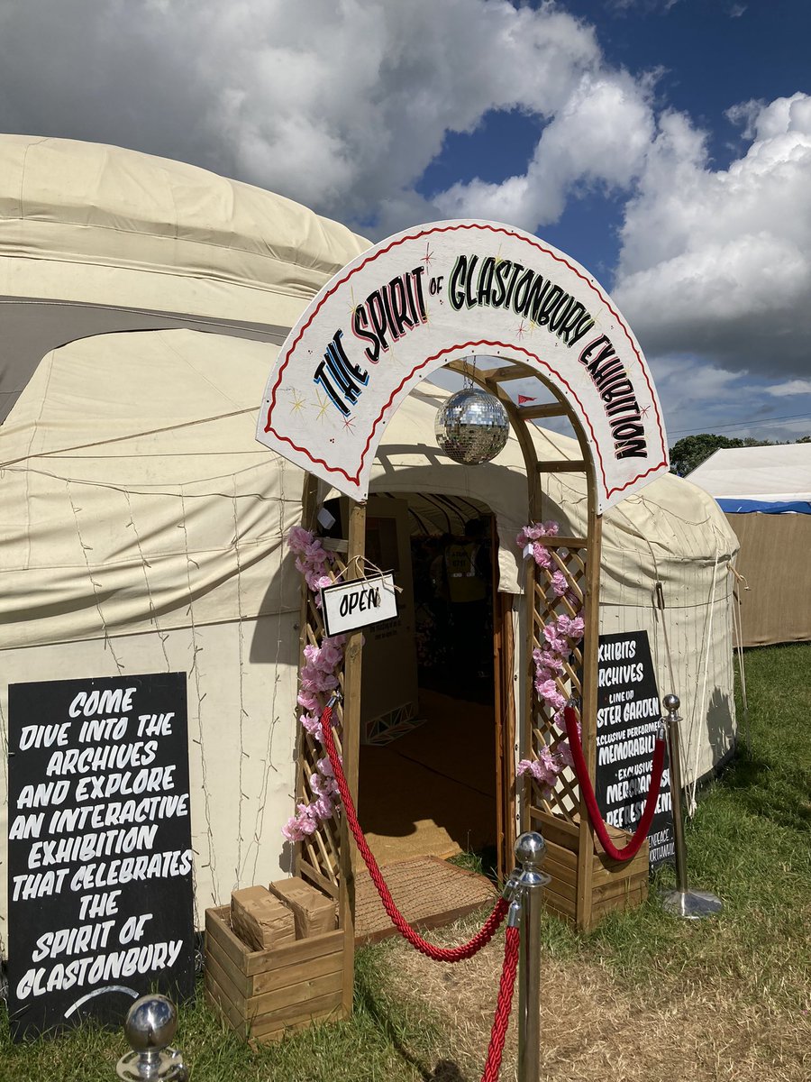 CameraPress's tweet image. Congratulations @stevexdouble for your @glastonbury 1994 backstage portrait of @BoneheadsPage and @Damonalbarn #thespiritofglastonbury exhibition. #Glastonbury2022