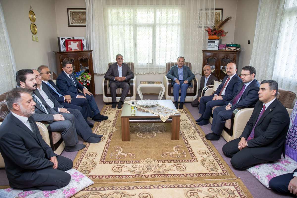 Adalet Bakanı Bekir Bozdağ, Bursa'da cezaevi servis aracına yönelik terör saldırısında şehit olan infaz koruma memuru Cengiz Yiğit'in Ağrı’nın Hamur ilçesindeki ailesine taziye ziyaretinde bulundu.