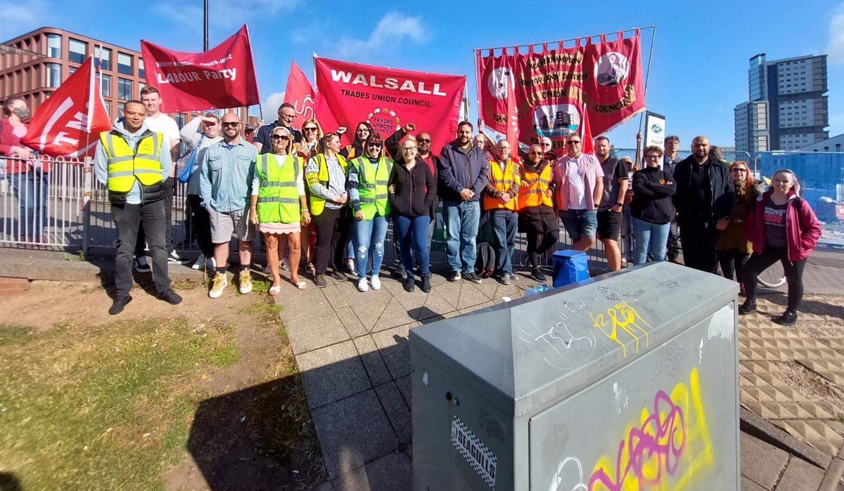 roseabouttown's tweet image. Day 3 of action on @RMTunion picket line at Wolverhampton. Great turnout once again