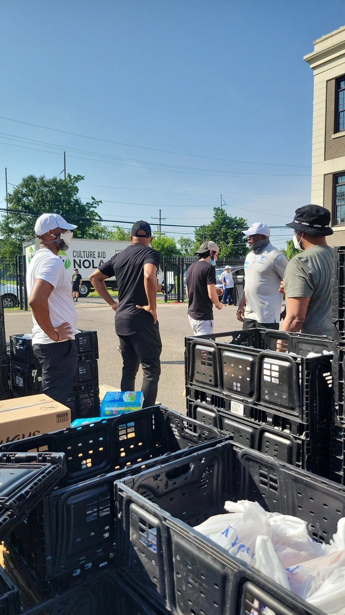 milesofgiving's tweet photo. Look at these wonderful volunteers apart of @CultureAidNOLA and the @milesofgiving Foundation along with @nephewtommy!
#TMEWeekend #MOG
#MilesofGiving
#ThomasMilesWeekend
#GiveBack #DayofService https://t.co/yQjrWU6ZwY