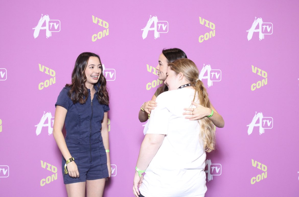 kailey_whitley's tweet photo. I love you guys so much I am happy I was able to meet you guys again this year 💜💖 @MerrellTwins @veronicamerrell @VanessaMerrell https://t.co/7DhZ1vt1xc
