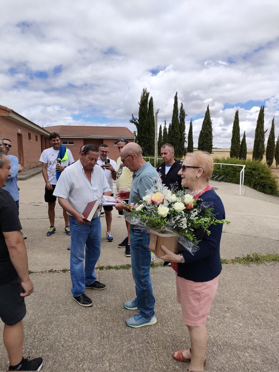 Este mediodía hemos celebrado un almuerzo con directivos, delegados y familiares del C.D. Cigales y hemos aprovechado para hacer un homenaje a Urbano Peon para agradecer su trabajo y dedicación durante tantos años.
Muchas gracias Urbano por lo que has hecho por el C.D. Cigales.
