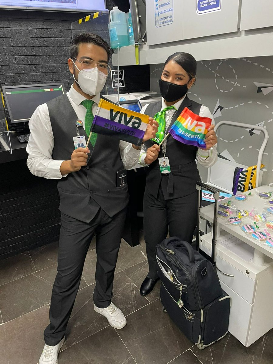 VivaAerobus's tweet photo. 🏳️‍🌈 ¡Nuestro orgullo vuela muy alto! ✈️😉 Este mes realizamos un recorrido por nuestras 5 bases con el objetivo de celebrar el Mes del Orgullo con toda la #GenteViva de diferentes áreas viviendo en un mundo donde #VivaSerTú. ✌️ https://t.co/8GtwQNuD8H