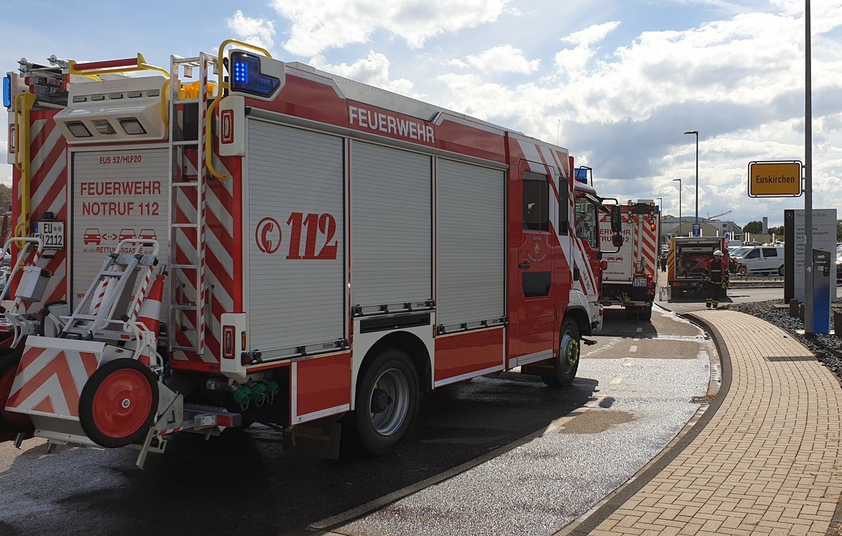 #Einsatzinfo der #Feuerwehr #Euskirchen  - Mit drei Angriffstrupps unter #Atemschutz  im Innenangriff gleichzeitig bekämmpft die Wehr der Stadt Euskirchen einen ausgedehnten #Kellerbrand an der Stresemannstraße. Der Einsatz ist durch die ohnehin hohen Temperaturen kräftezehrend.